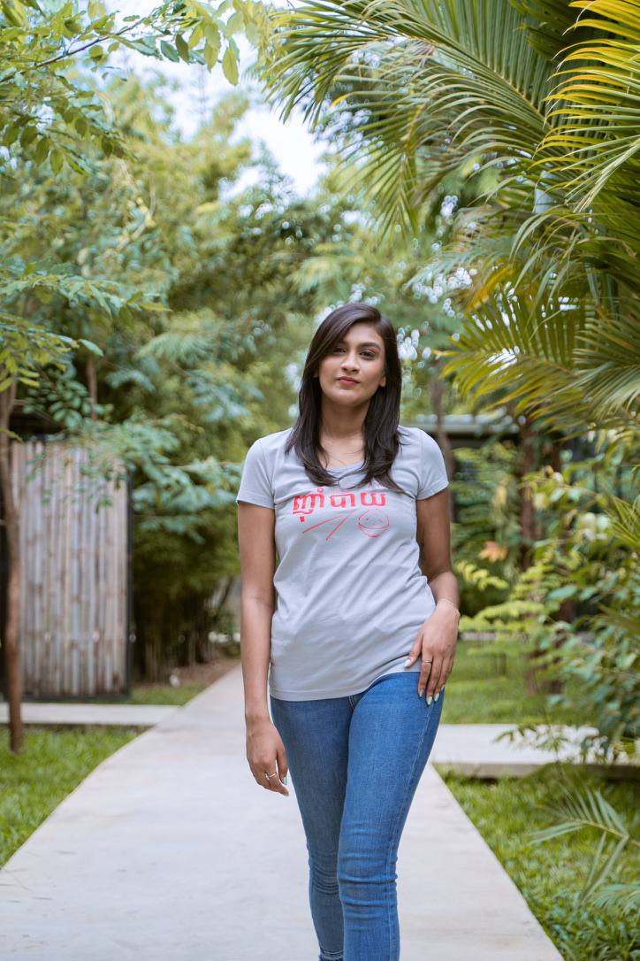 WOMEN NIAM BYE / EAT RICE M